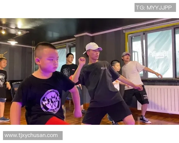 广州街舞队员个人能力提升与团队协作的完美结合探讨